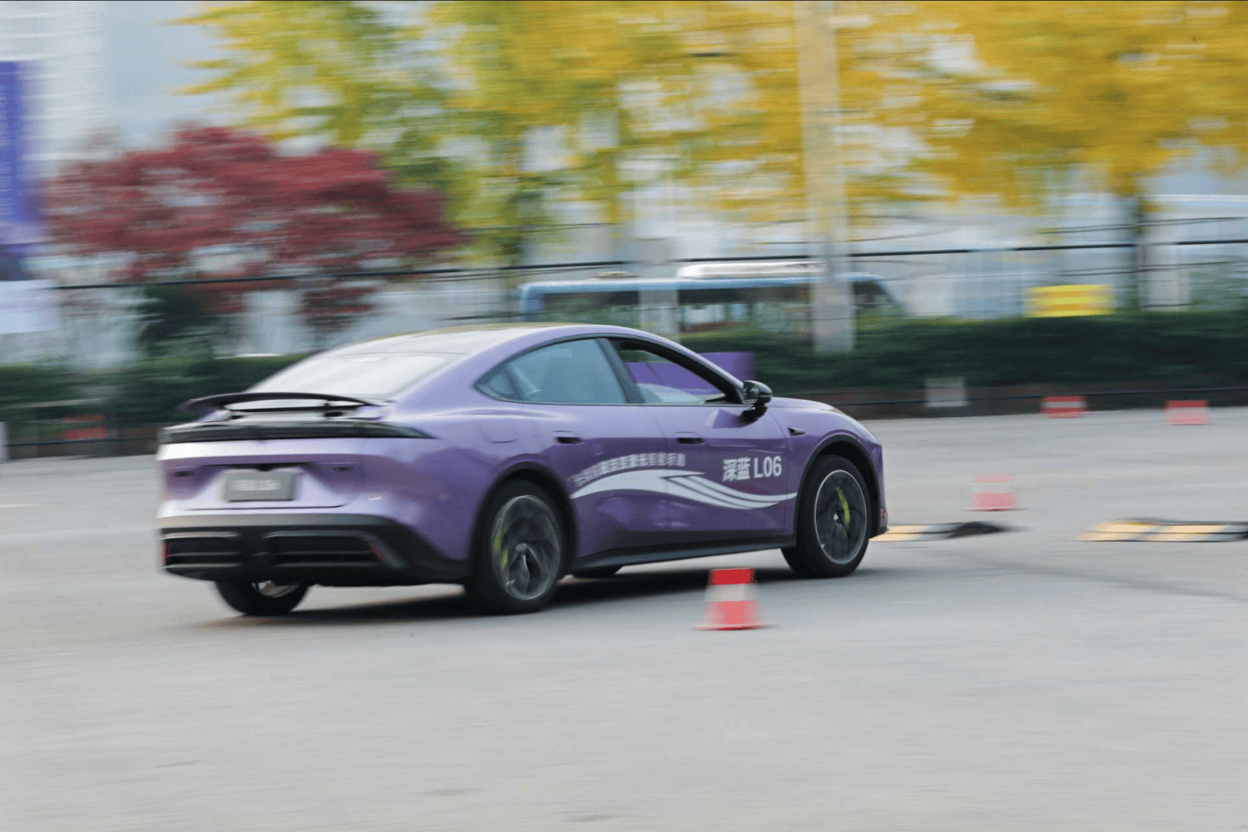 公路磁悬浮”线万的车开出百万级质感冰球突破豪华版试驾深蓝L06:“(图9) 公路磁悬浮”线万的车开出百万级质感冰球突破豪华版试驾深蓝L06:“(图9)