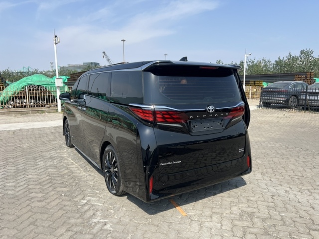 混动四驱商务典范之作富豪必备车型之一冰球突破平行进口2025款丰田埃尔法(图7) 混动四驱商务典范之作富豪必备车型之一冰球突破平行进口2025款丰田埃尔法(图7)